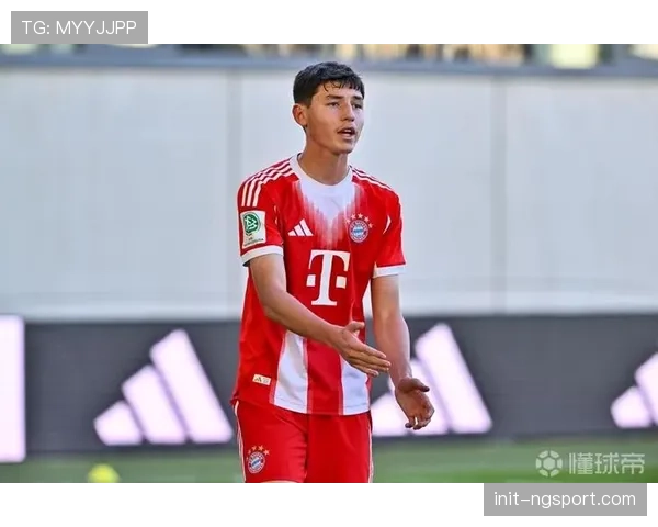 转播镜头捕捉：拜仁小将替补登场前，与主帅在场边紧张交流战术。